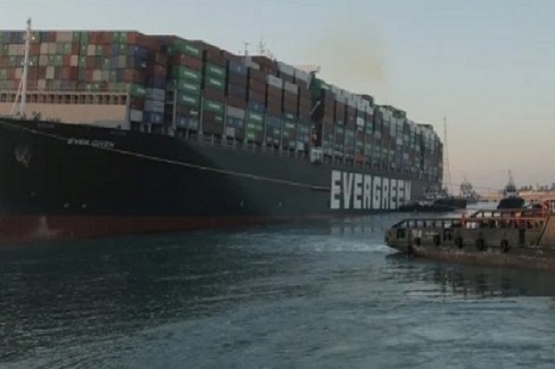 MV Ever Given, megatanker yang ditahan setelah memblokir Terusan Suez pada Maret lalu akan dibebaskan Mesir pada Rabu (7/7/2021). Foto/REUTERS