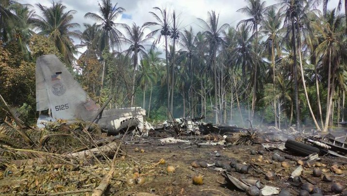 Puing pesawat militer C-130 Filipina yang jatuh di kota Patikul, provinsi Sulu, Filipina selatan.