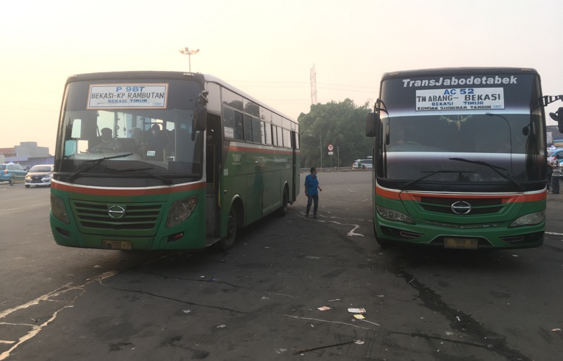 Dua bus Kota tengah menanti penumpang di depan Gerbang Tol Bekasi Timur, Senin (5/7/2021) pagi. Foto: BeritaTrans.com.