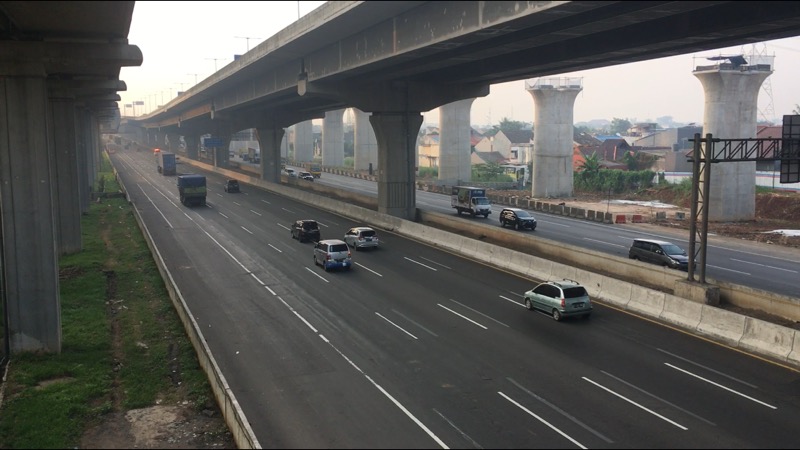 Tol Bekasi Timur dikedua arah ramai lancar, Senin (5/7/2021) pagi. Foto: BeritaTrans.com.