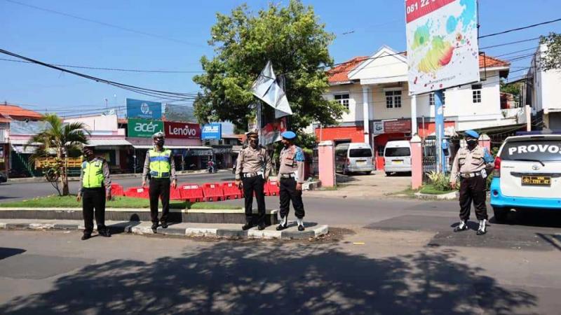 Personel Polres Indramayu memantau setiap ruas jalan yang disekat. (Ist.)