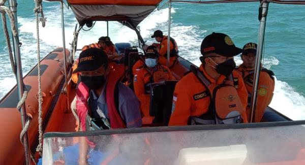 Tim SAR gabungan saat menyisir nelayan yang tenggelam di perairan Morosari, akhirnya ditemukan selamat. Foto: BeritaTrans.com.