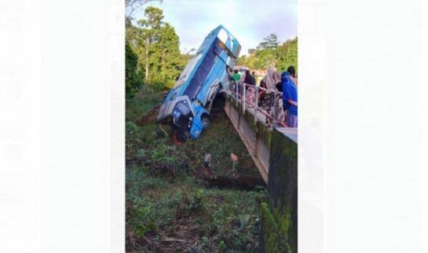 Bus DAMRI jurusan Pontianak-Putussibau menabrak jembatan dan nyungsep, Senin (5/7/2021) pagi. Foto: Inews.id.