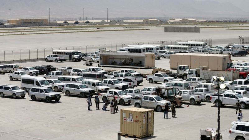 Militer AS meninggalkan ribuan mobil sipil tanpa kunci di Bagram. Foto: Reuters.