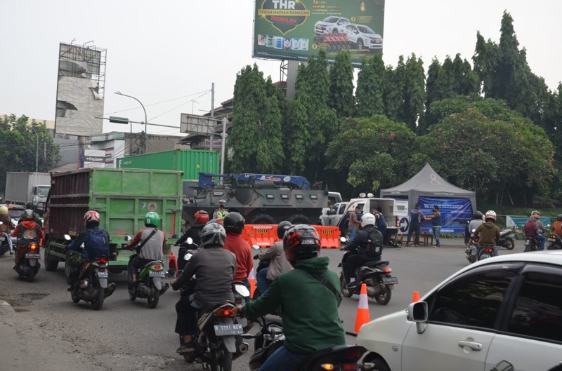 Panser diturunkan blokade jalan di penyekatan Harapan Indah, Bekasi, Rabu (7/7/2021). Foto: Humas Polrestro Bekasi Kota.