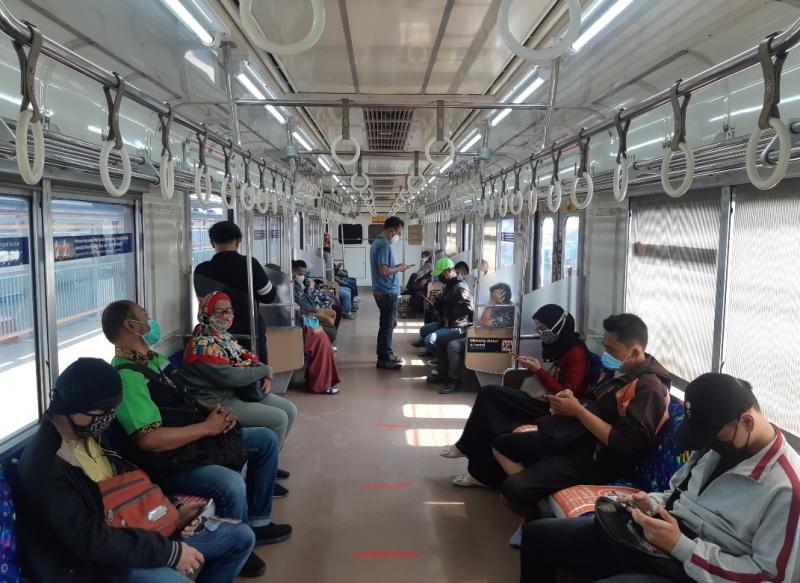 Suasana rangkaian KRL.