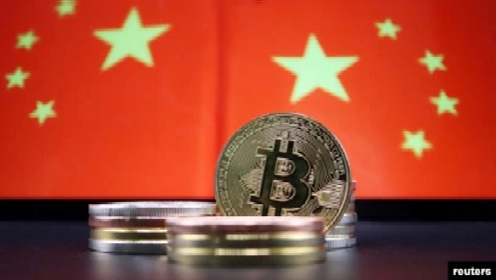 Foto ilustrasi mata uang kripto dengan latar bendera China, 2 Juni 2021.