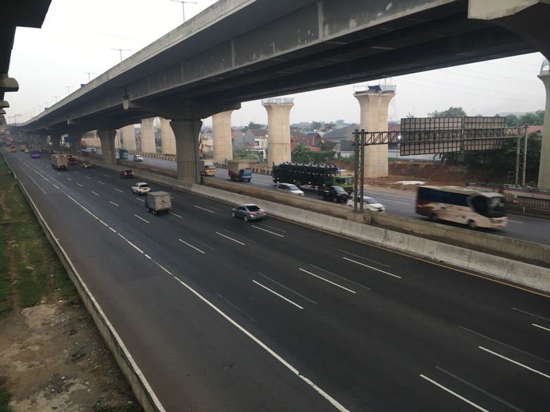 Tol Bekasi Timur ramai lancar kendaraan pada Kamis (8/7/2021) sore. Foto: BeritaTrans.com.