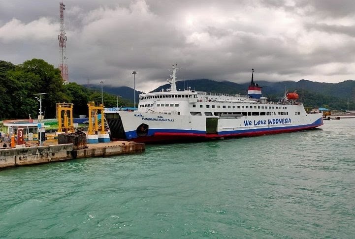 Salah satu kapal yang melayani penyeberangan Merak-Bakauheni saat sandar di Dermaga 3 Pelabuhan Merak Banten. (Foto:Istimewa)