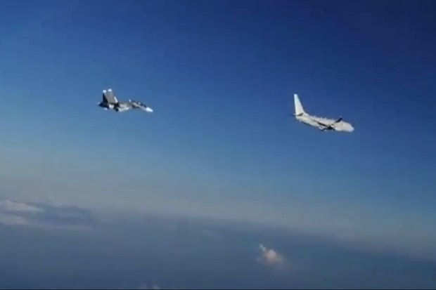 Jet tempur Su-30 Rusia mengawal pesawat P-8 Poseidon AS di atas Laut Hitam. Foto/Screenshot Russia Today