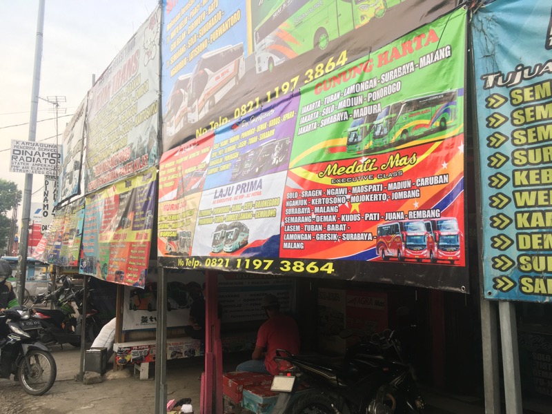 Gerai penjualan tiket bus AKAP lintas Jawa di Jalan HM Joyomartono, Bulak Kapal, Bekasi Timur, Kamis (8/7/2021). Foto: BeritaTrans.com.