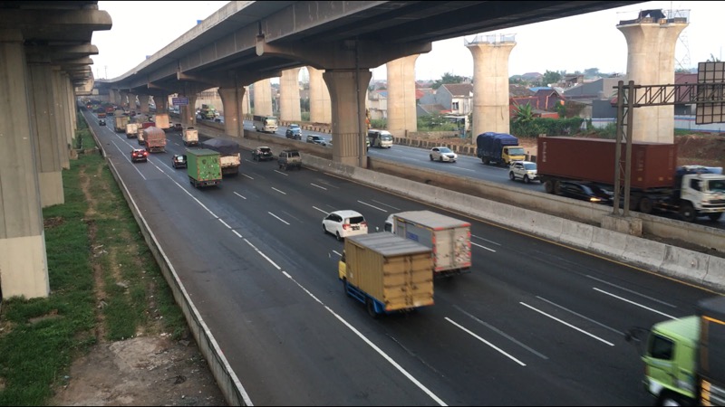 Tol Bekasi Timur ramai lancar di kedua arah, Jumat (9/7/2021). Foto: BeritaTrans.com.