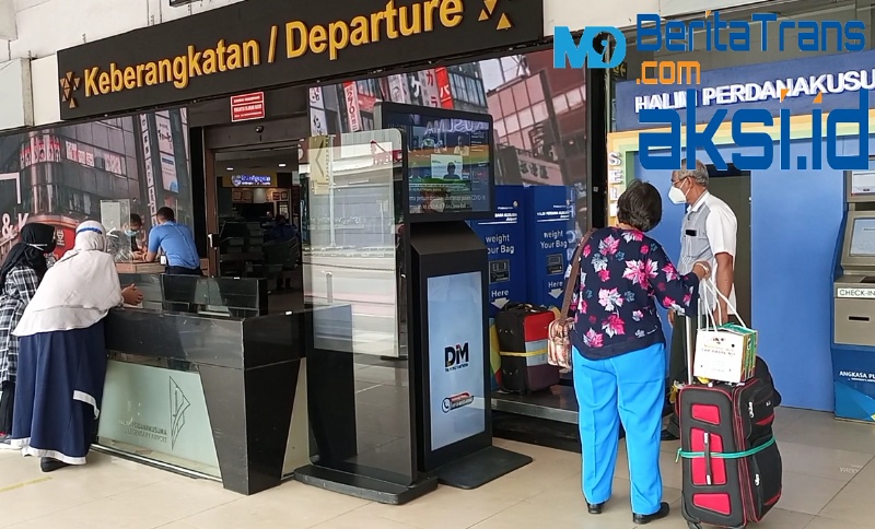 Calon penumpang pesawat Citilink saat hendak cek in di Bandara Halim Perdanakusuma, Jumat (9/7/2021). Foto: BeritaTrans.com dan Aksi.id,