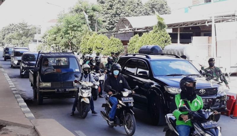 Sejumlah kendaraan dilakukan putar arah pada penyekatan pos PPKM Darurat di Jalan Inspeksi Kalimalang. 