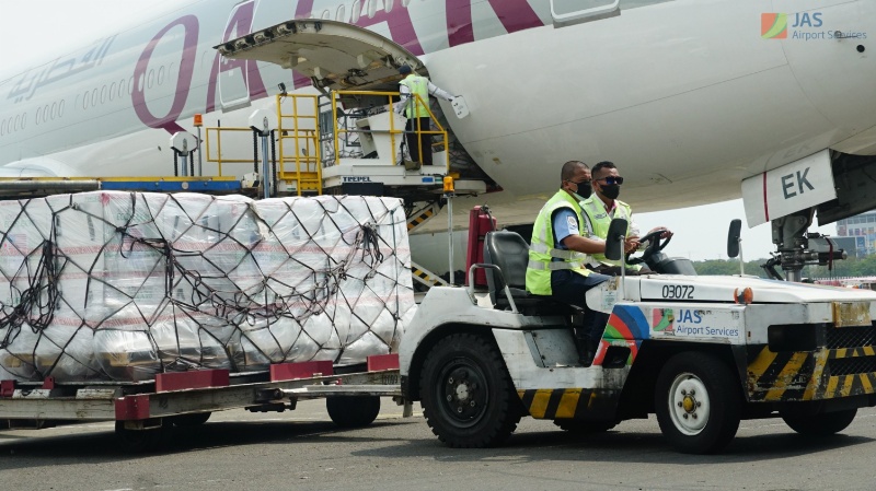 Penanganan kargo vaksin moderna di Bandara Soekarno-Hatta oleh JAS