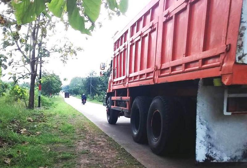 Dump  truk mengangkut material bangunan dari Indramayu dipasarkan ke Jabodetabek tampak melalui jalan alternatif di Desa Cikawung, Kecamatan Terisi, Indramayu.  (Taryani)      
