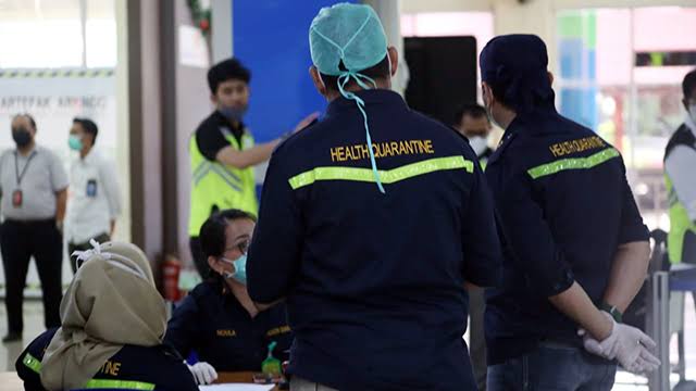 Petugas kesehatan di Bandara Sam Ratulangi, Manado. Foto: Kumparan.com.