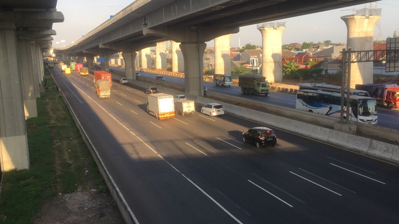 Trafik Tol Bekasi Timur pada Senin (12/7/2021) sore. Foto: BeritaTrans.com.