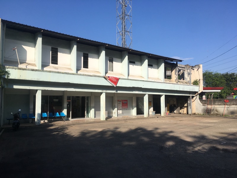 Pool Rosalia Indah Pondok Ungu, Bekasi Barat lengang dari aktivitas bus dan calon penumpang, Senin (12/7/2021). Foto: BeritaTrans.com.