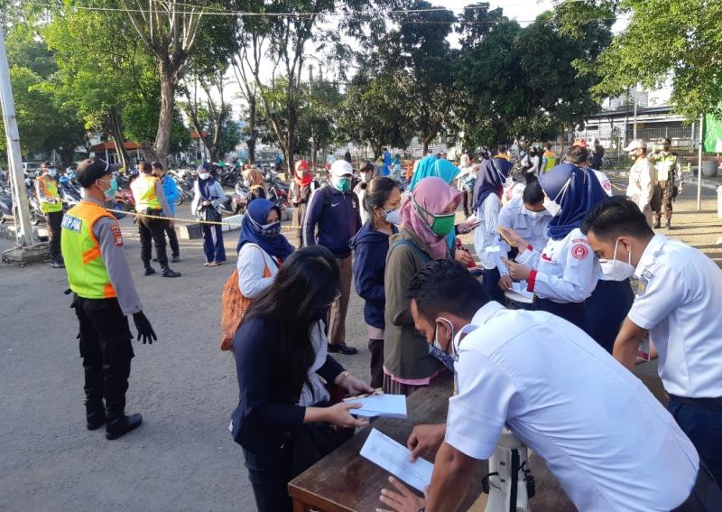 Pemeriksaan calon pengguna KRL di Stasiun Bekasi, Senin (12/7/2021) pagi.