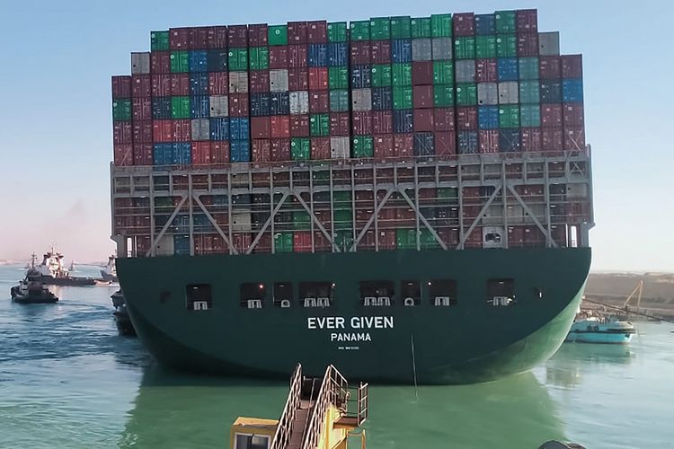 Foto pada 29 Maret 2021 kapal-kapal tunda menarik kapal Ever Given terjebak dan membuat Terusan Suez macet sejak Selasa (23/3/2021). Kapal berbendera Panama ini dioperasikan oleh Evergreen Marine Corp asal Taiwan. (AFP)