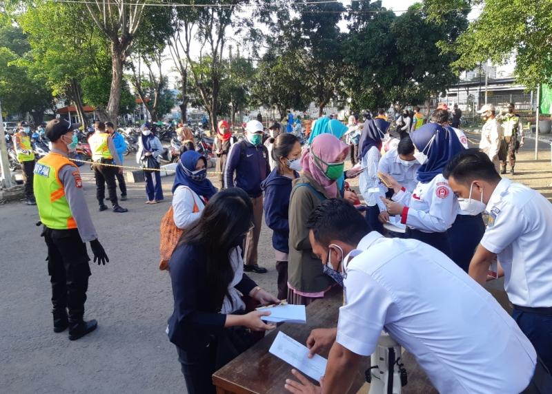 Pemeriksaan dokumen perjalanan kepada calon pengguna KRL saat memasuki Stasiun Bekasi, Senin (13/7/2021).
