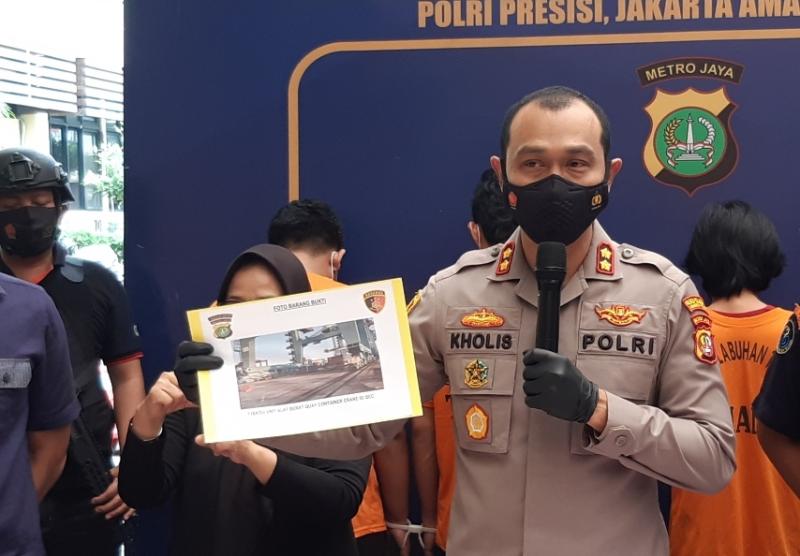 Kapolres Pelabuhan Tanjung Priok, AKBP Putu Kholis Aryana menyampaikan pengungkapan kecelakaan kerja yang mengakibatkan tewanya sopir truk tertimpa kontainer di Pelabuhan Tanjung Priok, Selasa (13/7/2021).