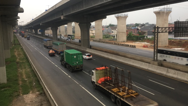 Tol Bekasi Timur mulai dipadati truk logistik menjelang malam, Selasa (13/7/2021). Foto: BeritaTrans.com.