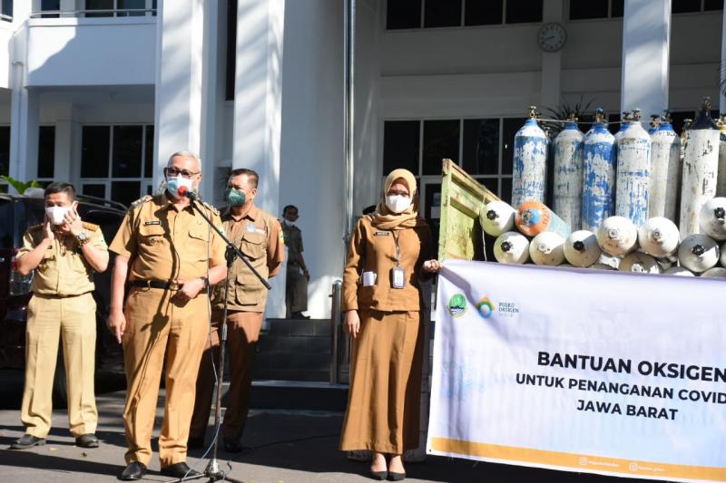 Bupati Kuningan, H. Acep Purnama saat menerima dan menyerahkan secara simbolis bantuan tabung oksigen kepada sejumlah rumah sakit. (Ist.)