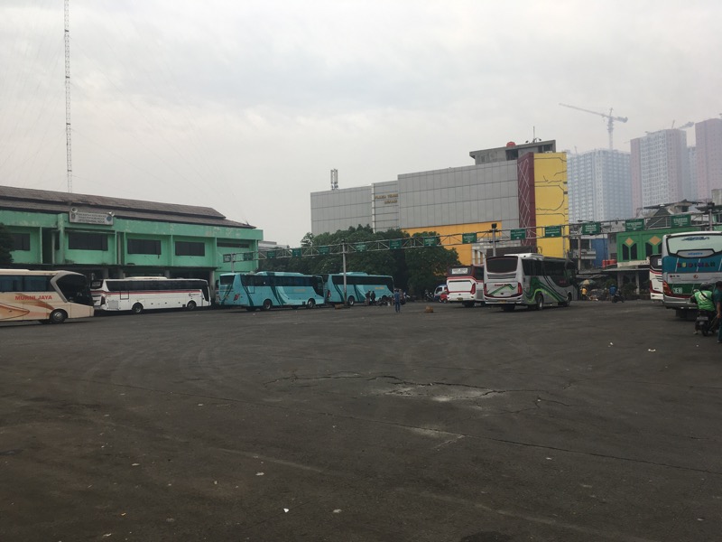 Area kebarangkatan kosong dari bus Primajasa di Terminal Induk Kota Bekasi, Rabu (14/7/2021). Foto: BeritaTrans.com.