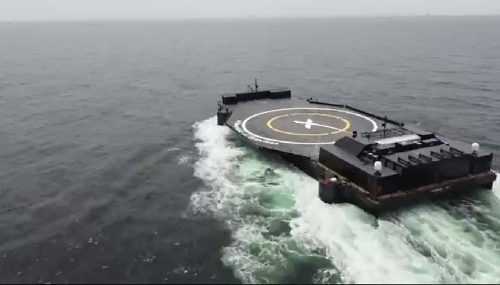 Kapal drone terbaru SpaceX, A Shortfall of Gravitas, menuju ke Florida untuk menangkap pendorong roket Falcon 9 di laut. Kredit: SpaceX/Elon Musk/Twitter