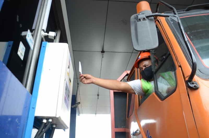 Pengemudi head truck melakukan tap kartu di autogate system di Terminal Peti Kemas (TPK) Belawan yang telah diterapkan sejak awal Juli 2021