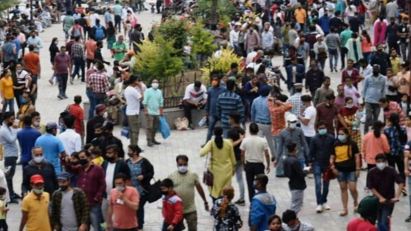 Kerumunan orang terlihat di daerah wisata Shimla, negara bagian Himachal Pradesh, India, Juli 2021. Kasus baru harian di India telah turun menjadi sekitar 40.000 setelah diberlakukan lockdown usai terjadi rekor 400.000 kasus.