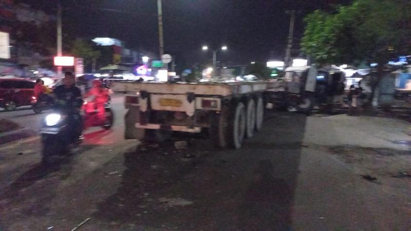 Mobil truk trailer usai mengalami kecelakaan di ruas Jalan RE Martadinata, Kecamatan Ilir Timur II Palembang, Sumsel, Selasa (13/7/2021) malam.(Ist)