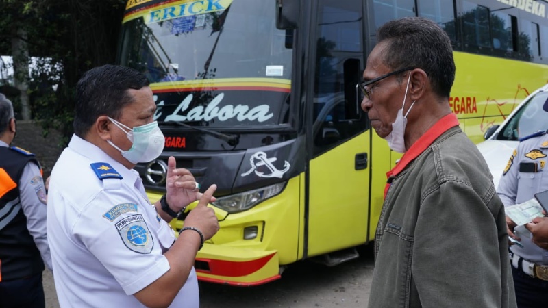 Direktur Angkutan Jalan Ahmad Yani  saat di terminal Cilincing yang diketahui sebagai Terminal Ilegal