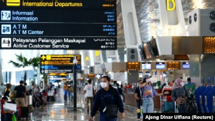 Para penumpang di Bandara Soekarno-Hatta, Tangerang, di tengah pandemi COVID-19, 4 Mei 2021. (Foto: Ajeng Dinar Ulfiana/Reuters)