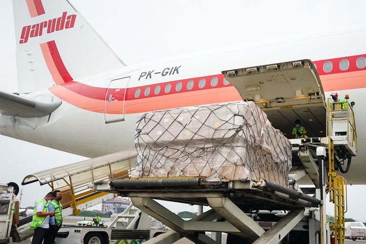 Garuda Indonesia mengangkut oxygen concentrator dari Shanghai ke Jakarta, Selasa (13/7/2021). Foto: Kompas.com.
