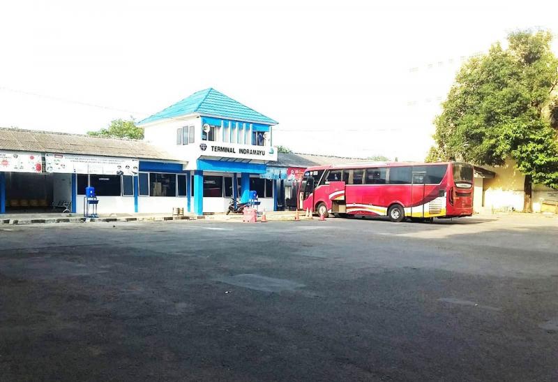 Suasana Terminal Indramayu tampak sepi. Tak ada bus maupun bus tiga perempat termasuk Elf yang menaikkan atau menurunkan penumpang sejak diberlakukannya PPKM Darurat. (Taryani)           