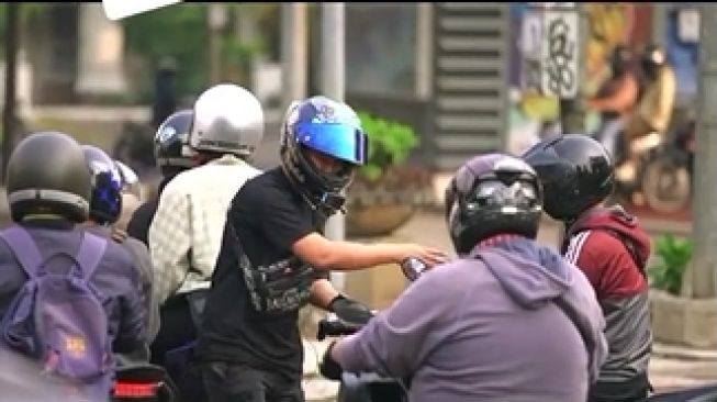 Aksi pria bagi-bagi uang bantuan PPKM. (Tiktok)