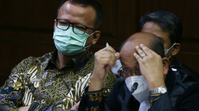 Terdakwa kasus dugaan suap izin ekspor benih lobster tahun 2020 Edhy Prabowo (kiri) mengikuti sidang lanjutan di Pengadilan Tipikor, Jakarta, Rabu (2/6/2021).
