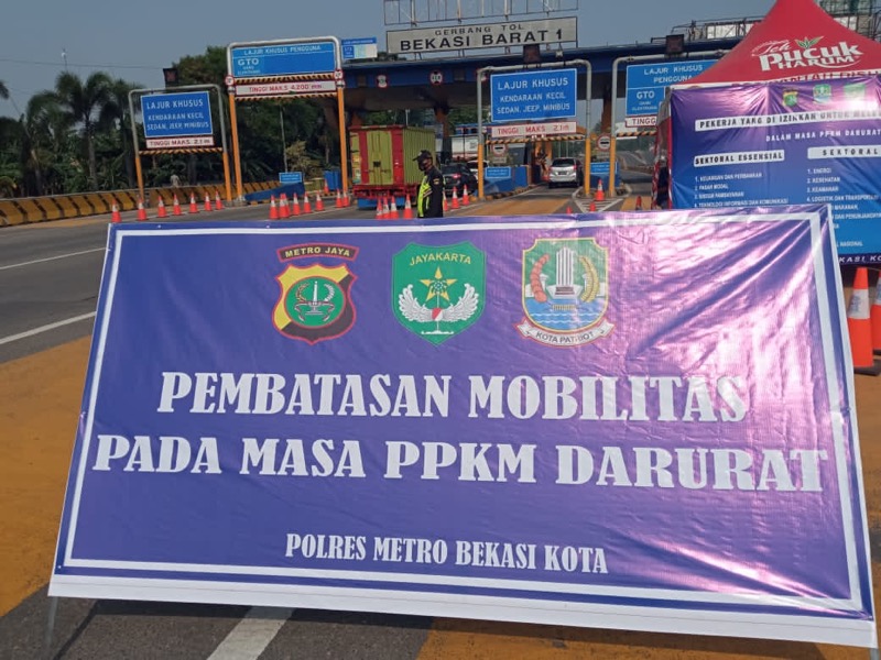 Penyekatan di Gerbang Tol Bekasi Timur dan Barat selama PPKM Darurat, Jumat (16/7/2021). Foto: Humas Polrestro Bekasi Kota.