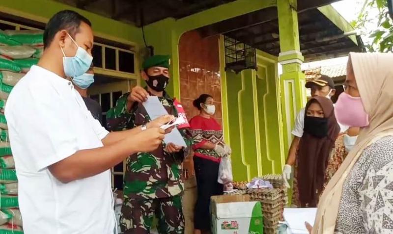 Petugas Dinsos Kabupaten Indramayu memeriksa beras, telur dan sebagainya yang akan disalurkan kepada penerima bantuan JPS. (Ist.)