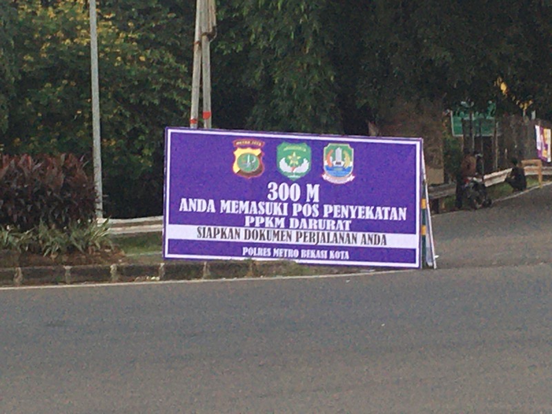 Penyekatan kendaraan di depan Gerbang Tol Bekasi Timur selama PPKM Darurat berlangsung, Jumat (16/7/2021) sore.