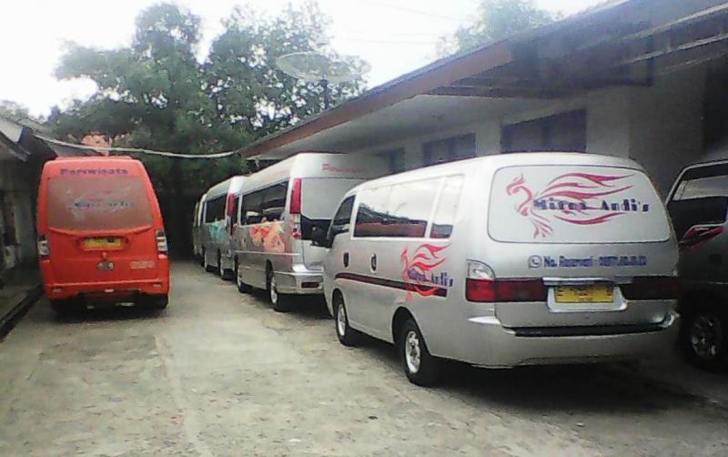Sejumlah armada jenis mikrobus milik satu perusahaan travel Andi’s memenuhi poolnya di Kota Indramayu, Jawa Barat. (Ist.) 