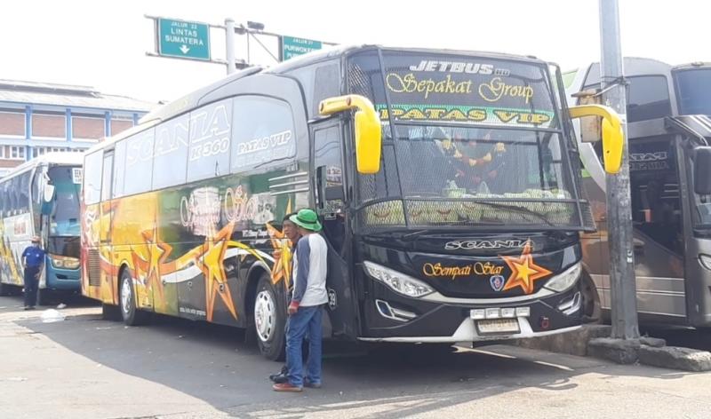 Bus Sempati Star jurusan Jakarta-Medan yang akan diberngkatkan dari Terminal Bekasi, Jawa Barat, Jumat (16/7/2021).