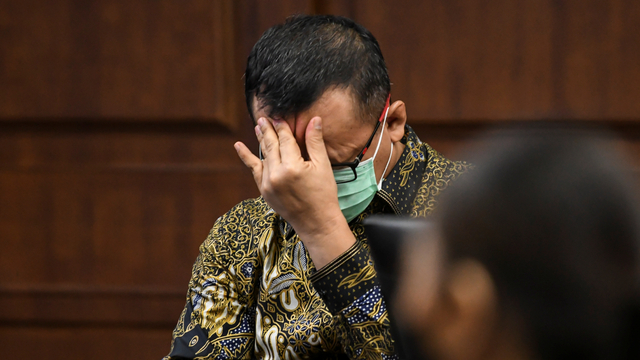 Terdakwa Edhy Prabowo memijat keningnya saat sidang di Pengadilan Tipikor, Jakarta.