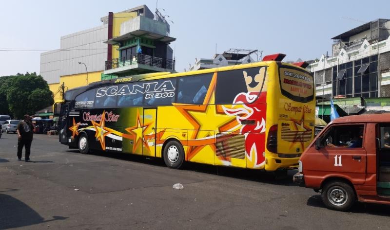 Bus Sempati Star berangkat dari Terminal Bekasi. 