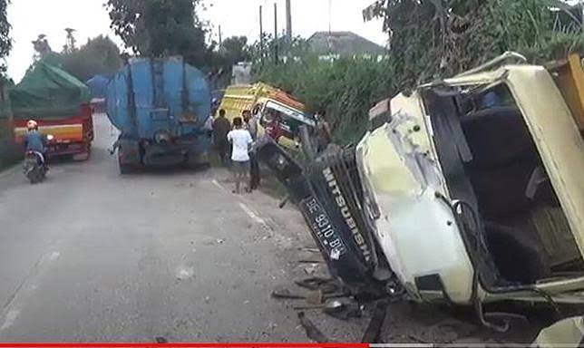 Kecelakaan beruntun melibatkan empat kendaraan terjadi di Bandarlampung, Jumat (16/7/2021). Kecelakaan itu mengakibatkan pemotor tewas. Foto: Istimewa.