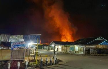 Sekelompok orang membakar rumah dan warung atau kios milik warga di Dogiyai, Kamis (15/7/2021). (ANTARA/HO)