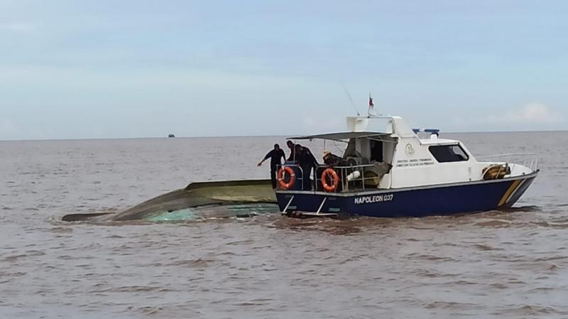 Proses evakuasi kapal tenggelam di Kalimantan Barat oleh kapal pengawas KKP.